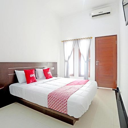 Oyo 90859 Cahaya Guest House Pesanggaran Luaran gambar