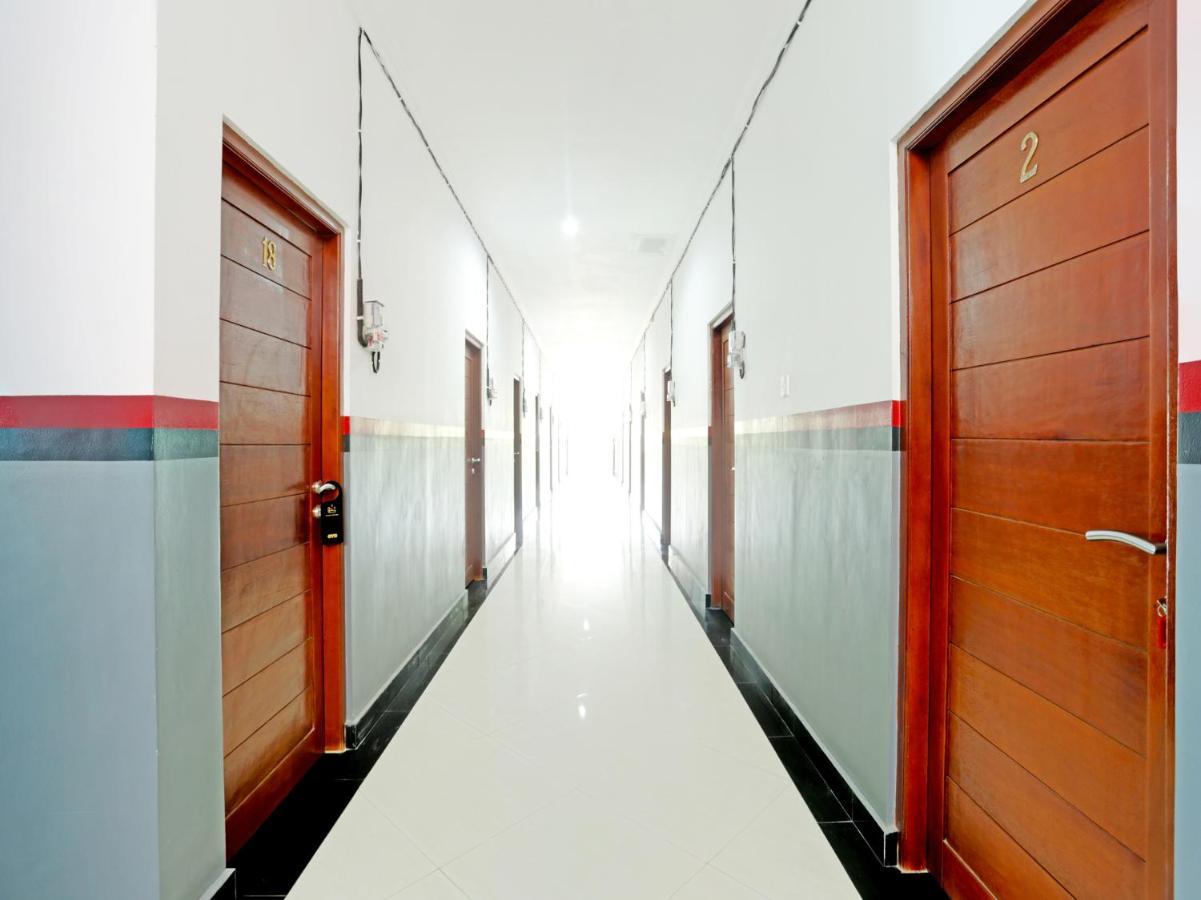 Oyo 90859 Cahaya Guest House Pesanggaran Luaran gambar