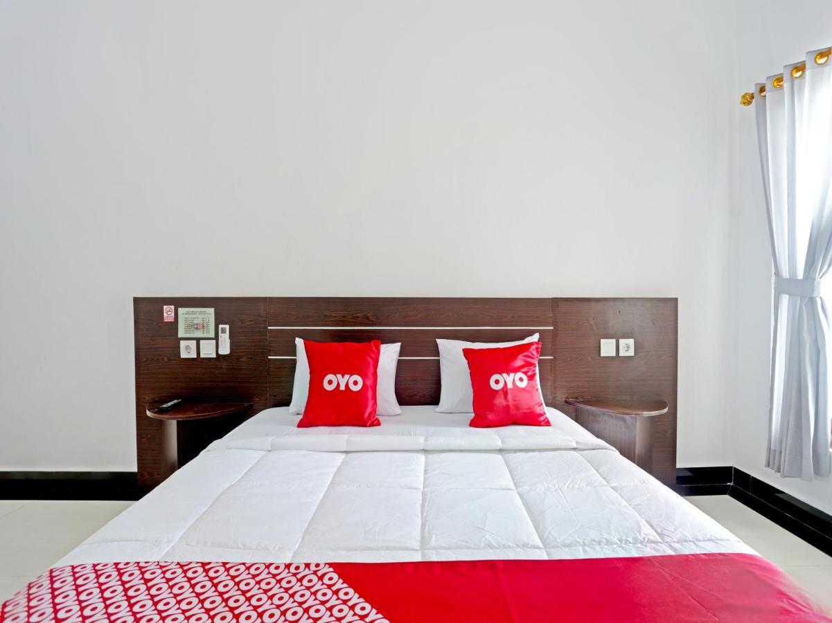 Oyo 90859 Cahaya Guest House Pesanggaran Luaran gambar