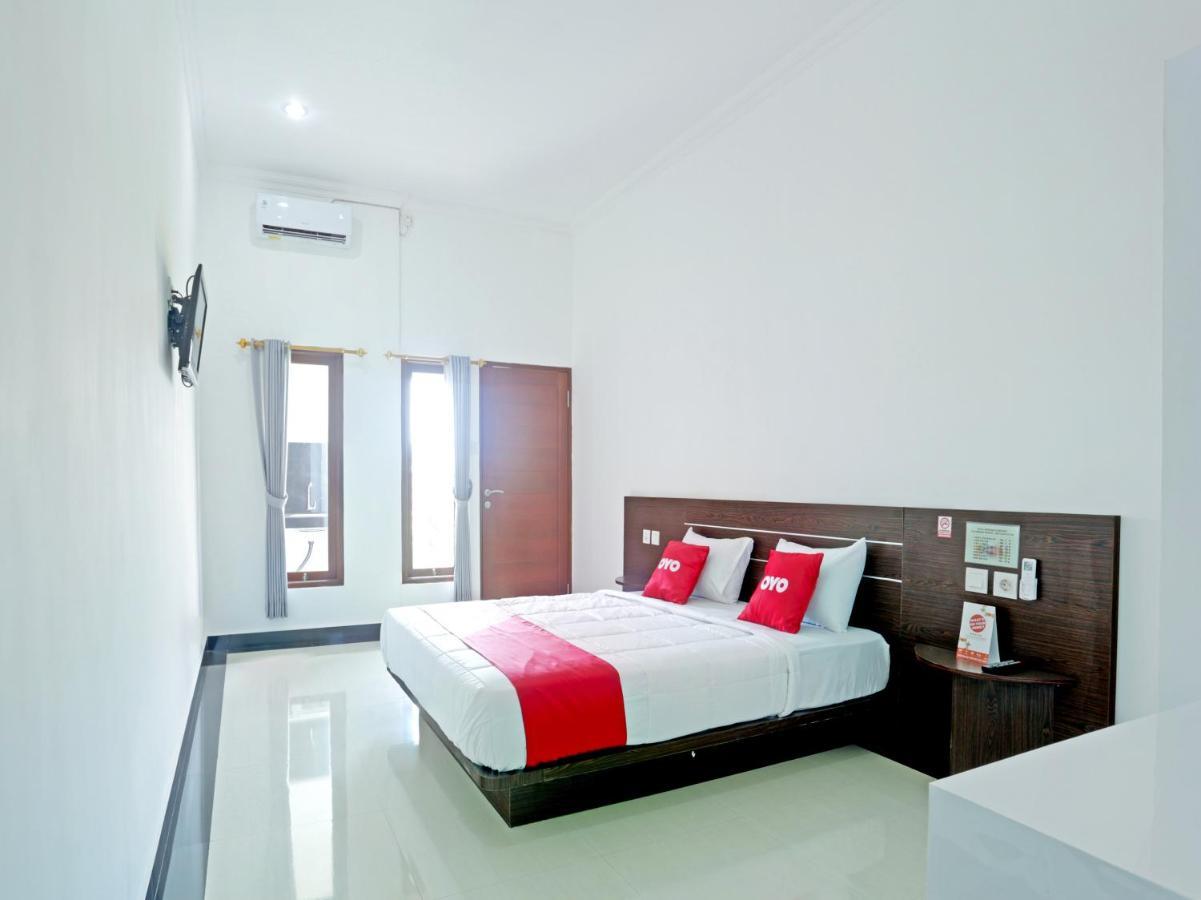 Oyo 90859 Cahaya Guest House Pesanggaran Luaran gambar