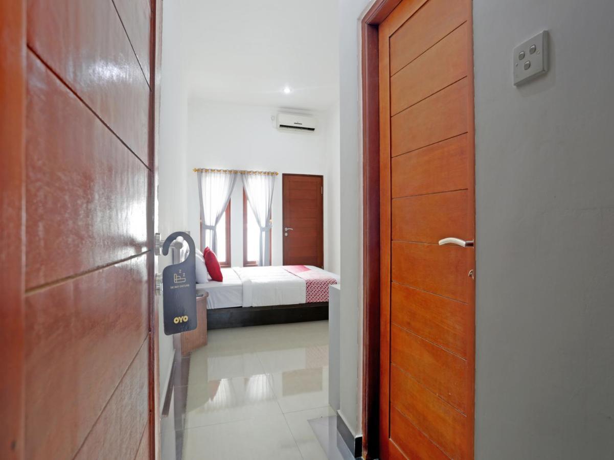 Oyo 90859 Cahaya Guest House Pesanggaran Luaran gambar
