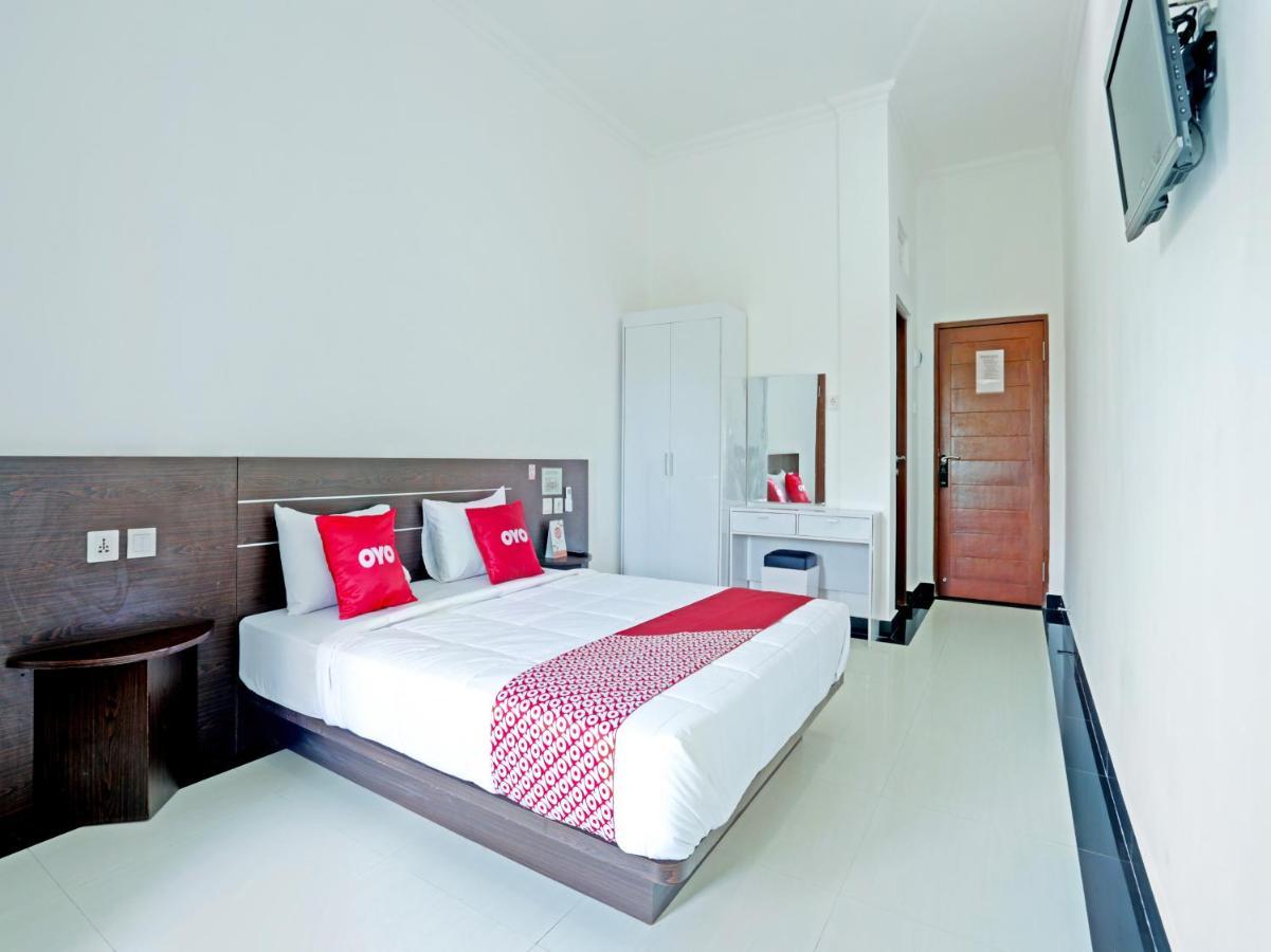 Oyo 90859 Cahaya Guest House Pesanggaran Luaran gambar