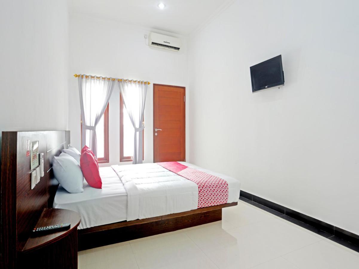 Oyo 90859 Cahaya Guest House Pesanggaran Luaran gambar