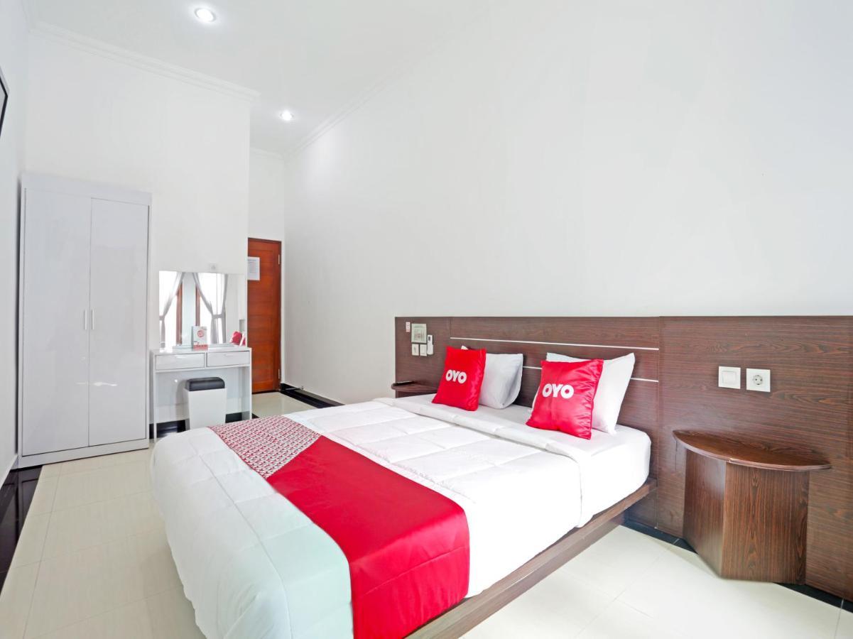 Oyo 90859 Cahaya Guest House Pesanggaran Luaran gambar