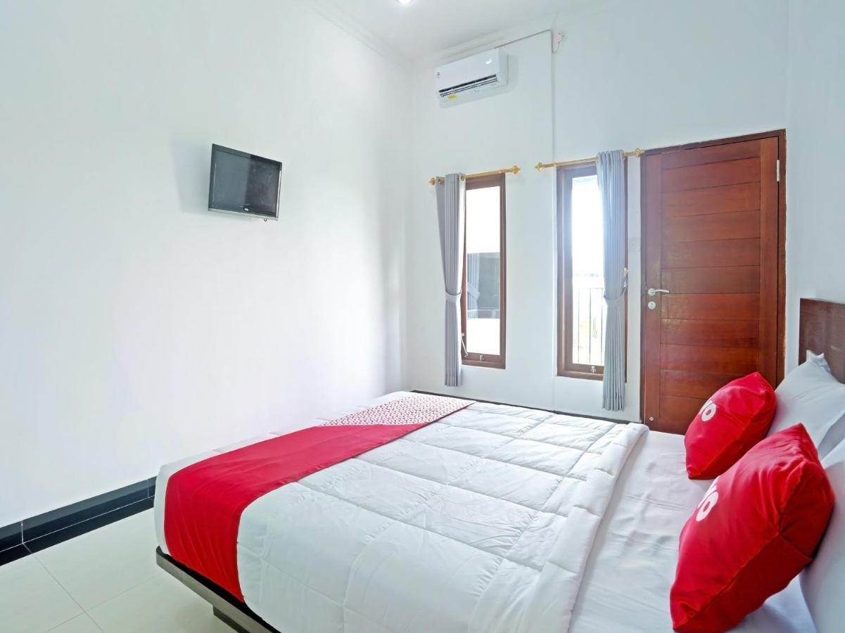 Oyo 90859 Cahaya Guest House Pesanggaran Luaran gambar