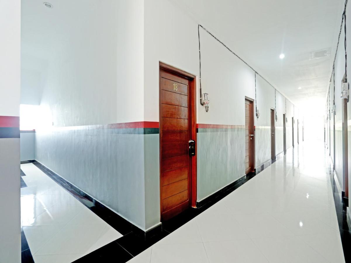 Oyo 90859 Cahaya Guest House Pesanggaran Luaran gambar