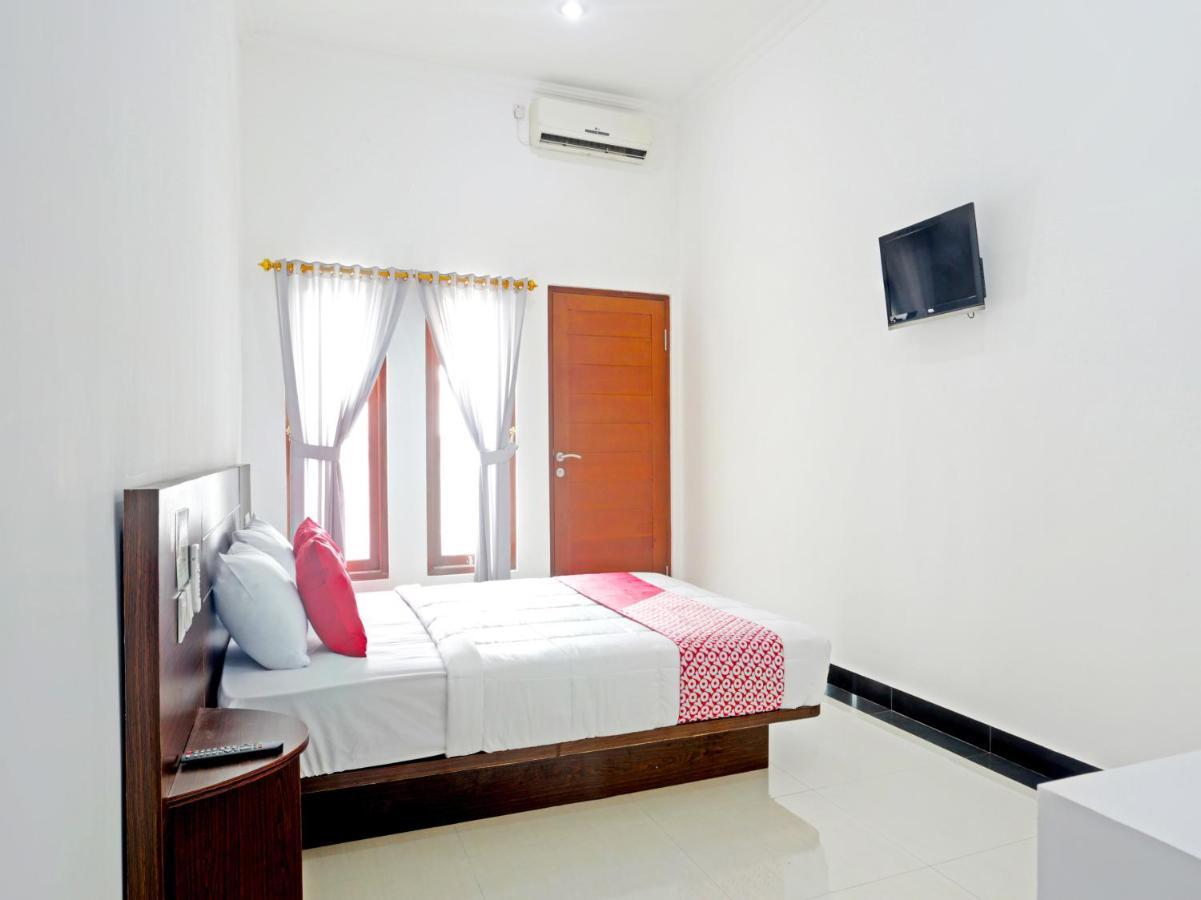 Oyo 90859 Cahaya Guest House Pesanggaran Luaran gambar